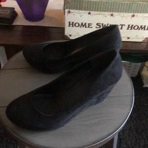 Size 10 close toed 4” heals. Excellent condition